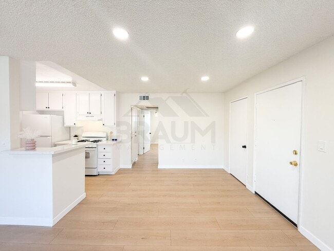 Building Photo - 14801 Delano St