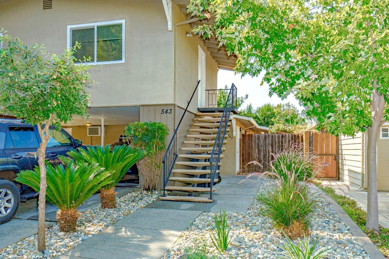 Primary Photo - 543 545 547 I Street