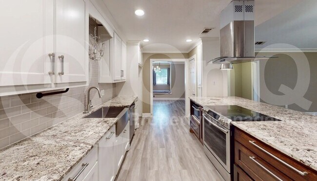 Building Photo - 2301 Huntington Dr