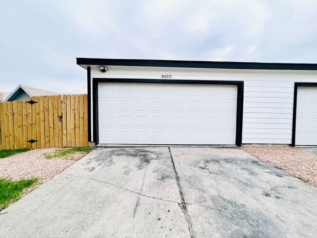 Foto del edificio - 8433-8435 Dixon Ridge Dr