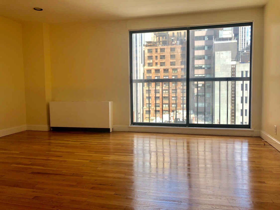 Livingroom - 117 E 55th St