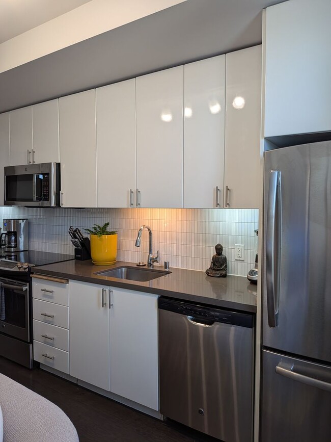 Foto del edificio - Studio Apartment Home on Top Floor with views of City Hall!