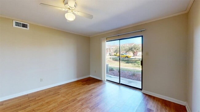 Foto del edificio - 904 University Oaks Blvd