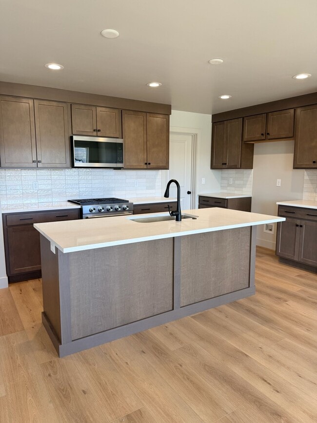 Foto del edificio - 7025 Woods Rose Dr