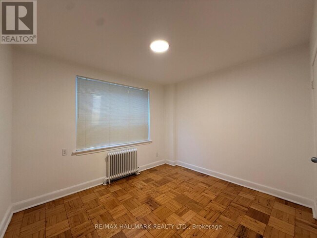 Photo du bâtiment - 57 Rawlinson Ave