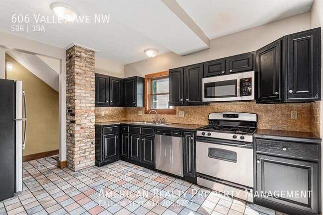 Foto del edificio - 606 Valley Ave NW