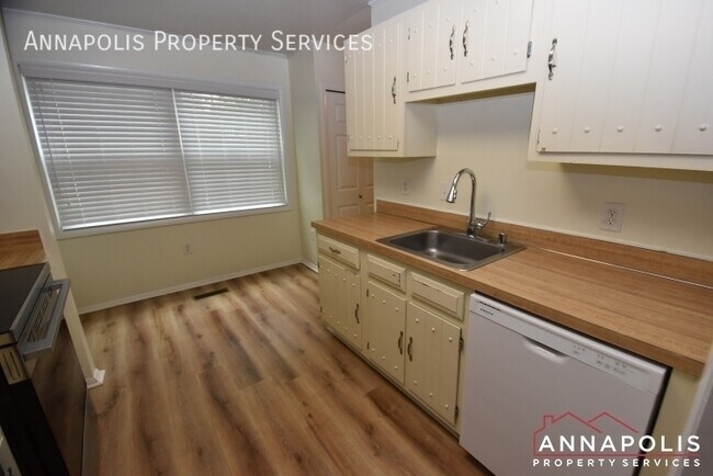 Foto del edificio - 1673 Forest Hill Ct