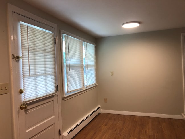 Building Photo - 1233 Main St