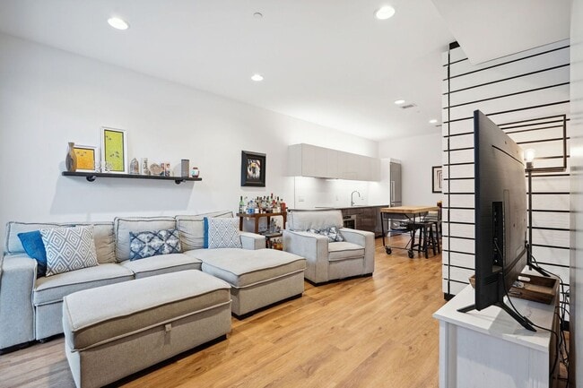 Building Photo - Modern Condo Living in Shaw