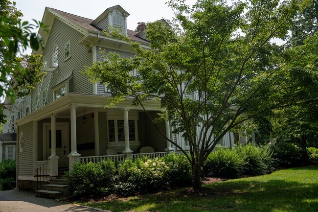 Building Photo - 141 Narragansett Ave