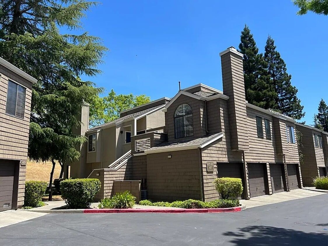 Primary Photo - Stunning One-Bedroom Condo in Desirable Co...