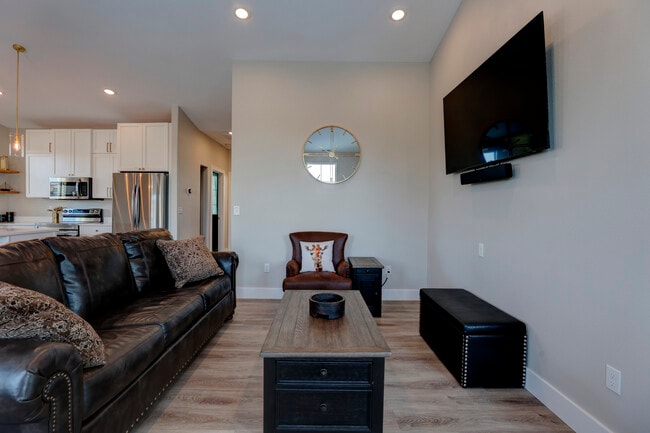 Building Photo - 855 Lincoln Dr