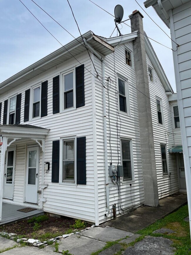 Foto del edificio - Nice Semi Detached home 2br LARGE bathroom...