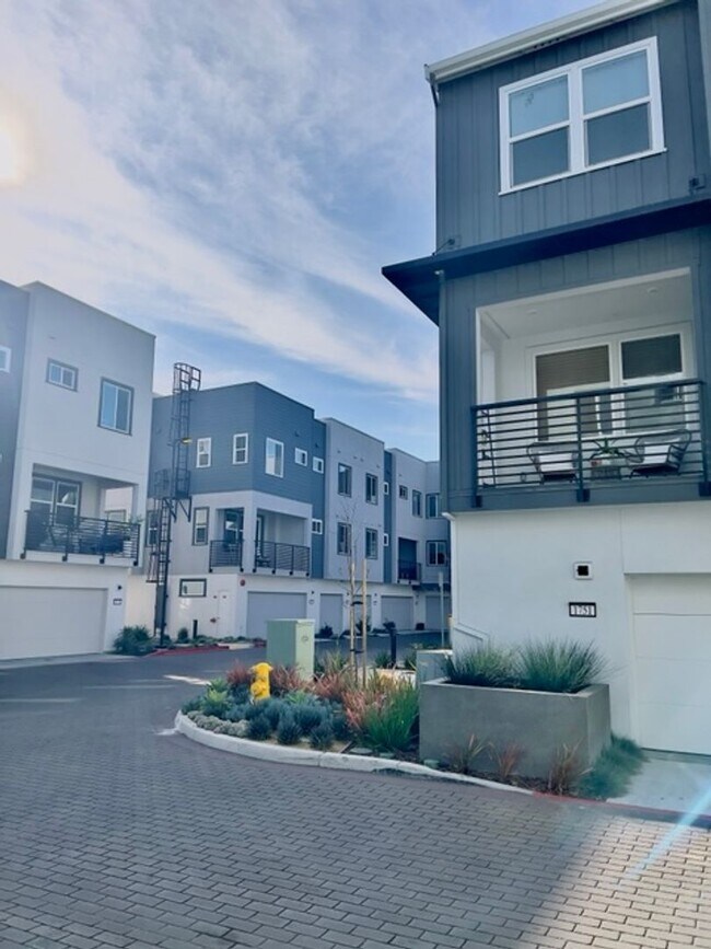 Building Photo - 3 bed/3.5 bath Townhome! All renovated wit...