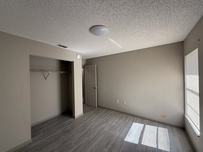 Foto del edificio - 1958 Crystal Grove Dr