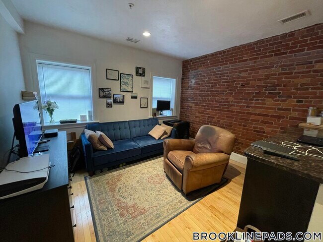 Foto del edificio - 1203 Beacon St