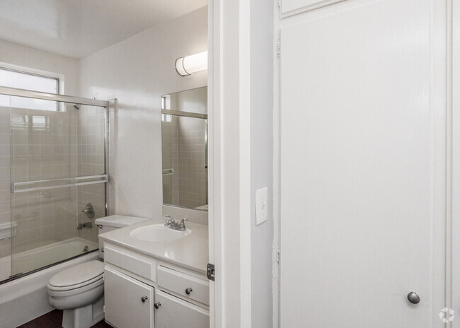 1HAB, 1BA - 750 ft² - Lido Apartments - 10535 Rose Ave