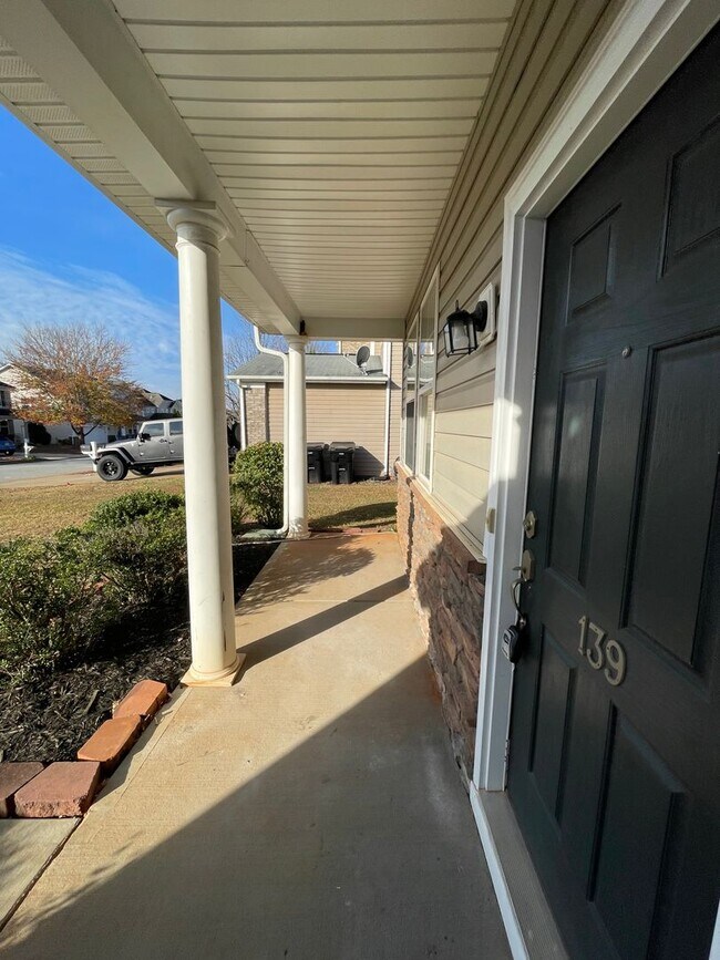 Building Photo - 4 Bedroom 2.5 Bath home in The Fox Trace N...