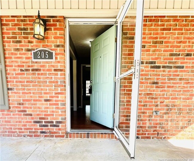 Building Photo - 205 Sparrow Dr