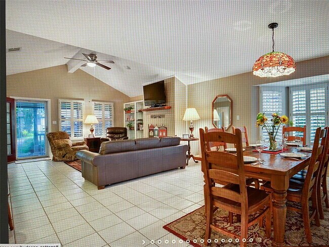 Building Photo - 409 E 6th St