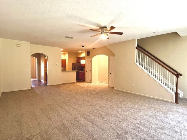 Building Photo - 3 Bedroom, 2.5 Bathroom 2-Story Townhouse in Gated Community - Kissimmee