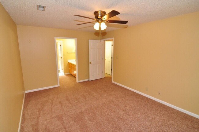 Foto del edificio - Sweet 3 bed 2.5 ba.  1 car garage in St B