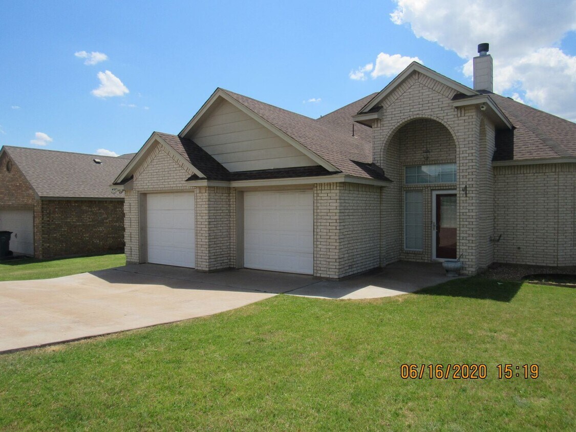 Foto del edificio - Two Story Home located on the East Side! Pet Friendly!