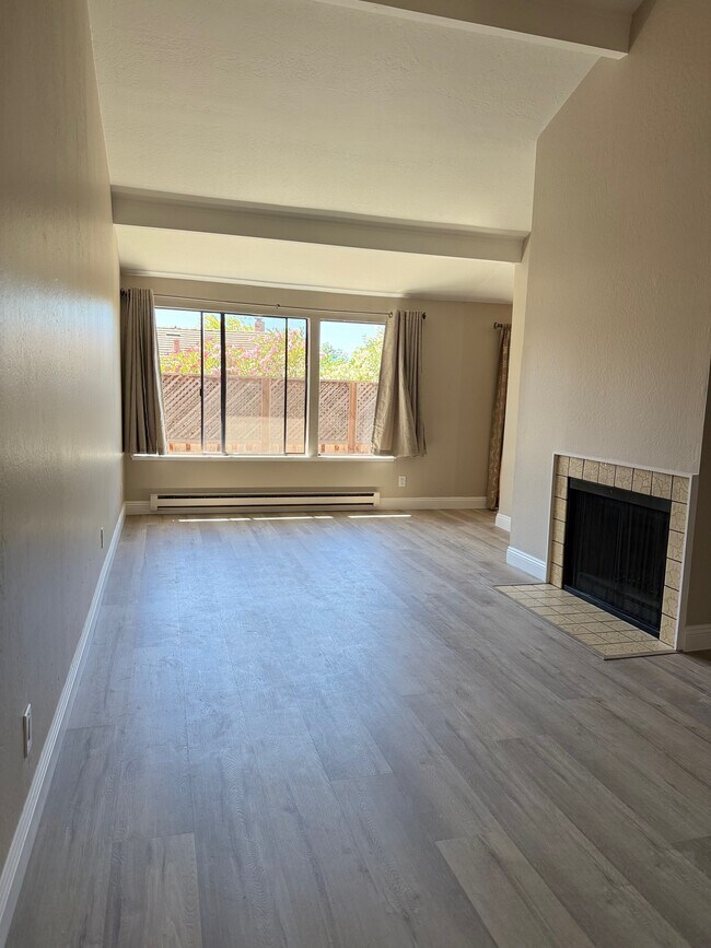 Sala de estar - 1306 Karmen Ct