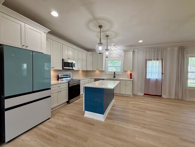 Foto del edificio - Newer-build Norfolk Home on Corner Lot