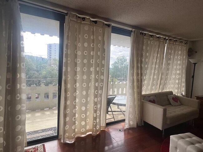 Foto del edificio - 6301 Stevenson Ave