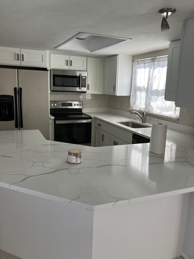 Cocina completamente remodelada - 9837 Marlinton Ln