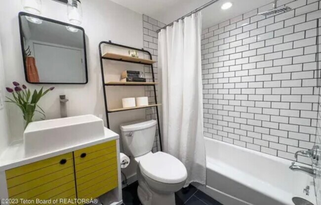 Foto del edificio - 355 W Deloney Ave