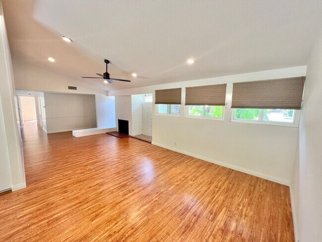 Foto del edificio - Spacious 3BR Single-Story Residence | Central Air, Fireplace, Private Backyard Retreat
