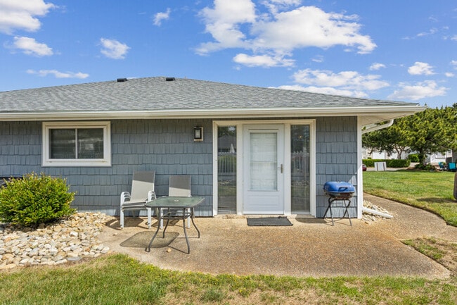 Building Photo - Retro Turtle Reef