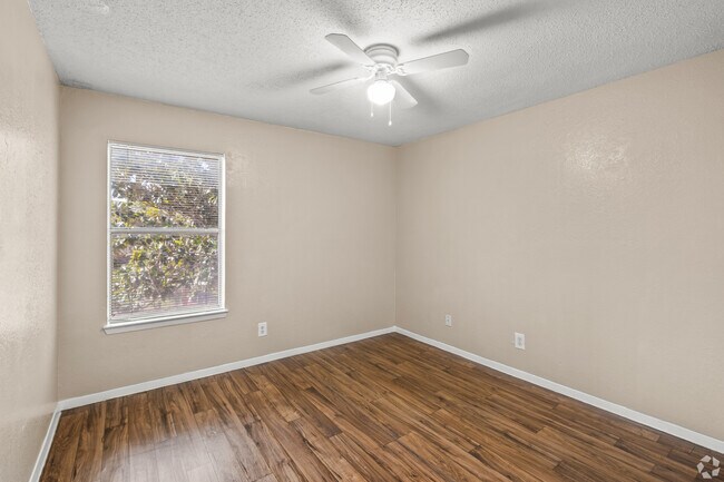 Foto del edificio - 3240 Bonnie Dr