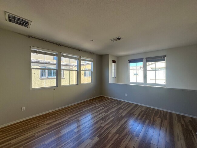 Foto del edificio - Great 2B/2.5BA Townhouse Available in Santee with Attached Garage & Onsite Pool, Spa, and Playgro...