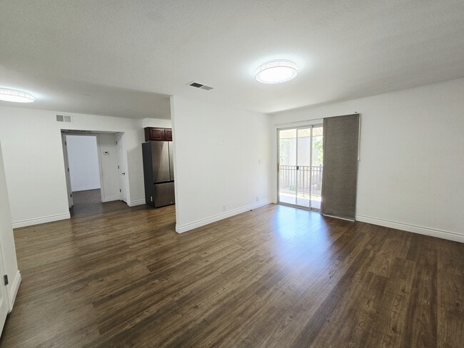 Building Photo - 5081 River Glen Dr