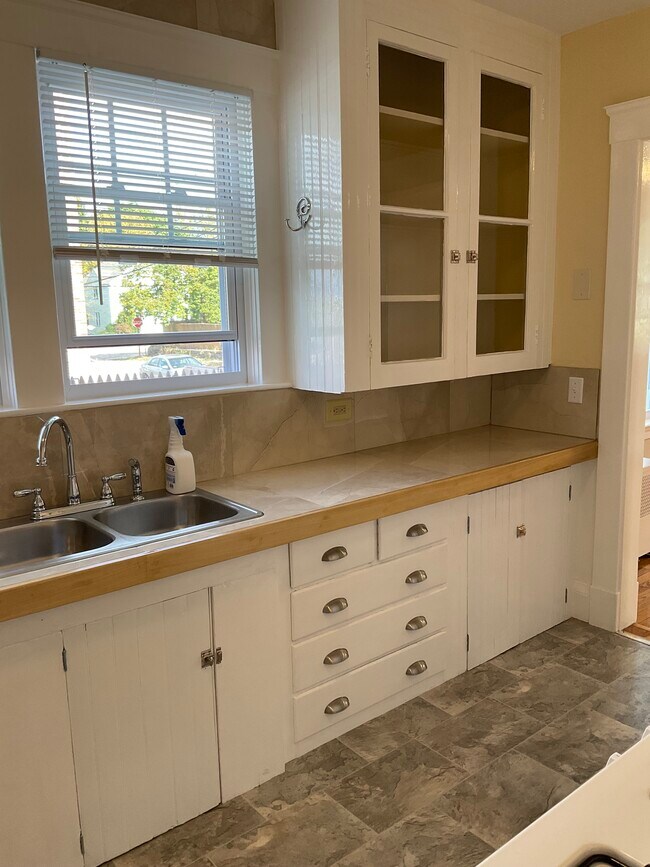 Kitchen - 17 Prospect St