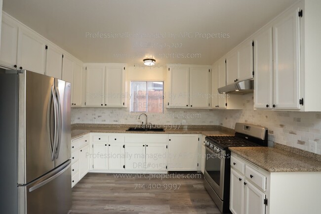 Building Photo - Newly Renovated 4 bedroom + 2 1/2 bathroom...