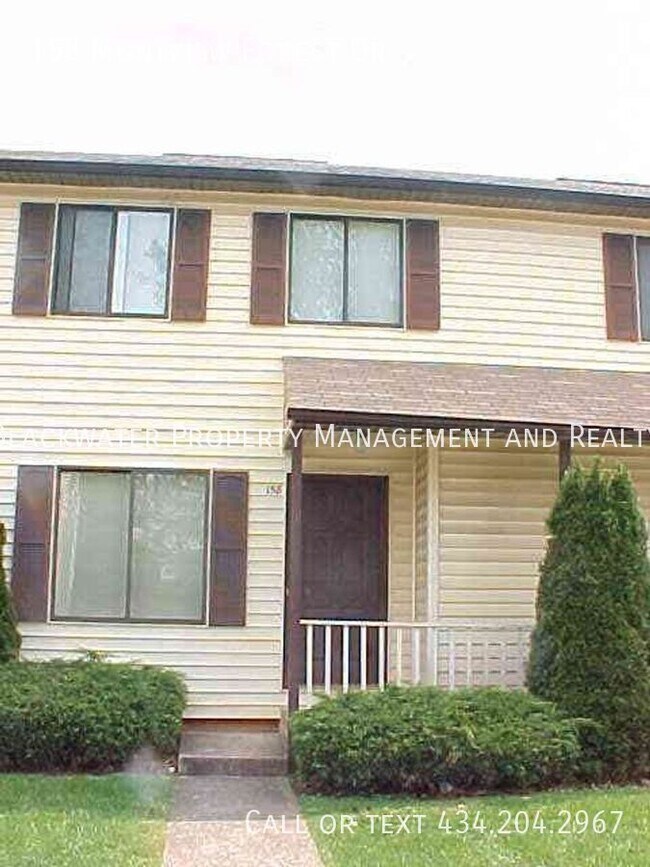 Foto del edificio - Four Bedroom Townhome Near LU!