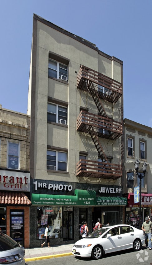 Foto del edificio - 4321-4323 Bergenline Ave