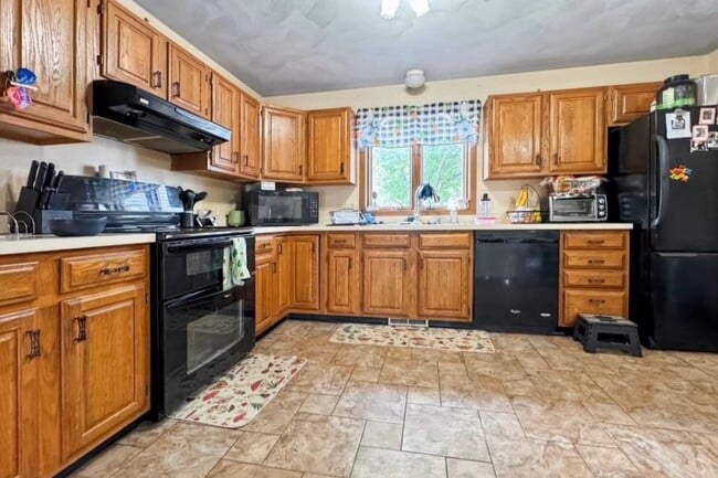 Building Photo - 364 Oak St