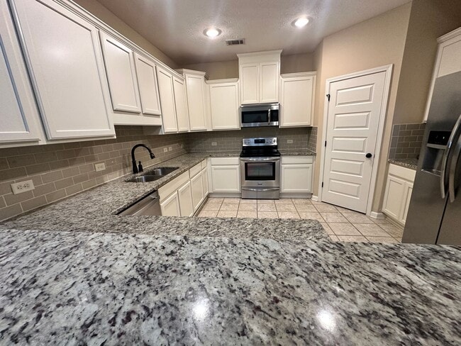 Building Photo - Towne House Living in the Center of the City! Call the office to schedule a tour!