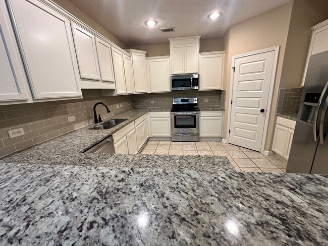 Foto del edificio - Towne House Living in the Center of the City! Call the office to schedule a tour!