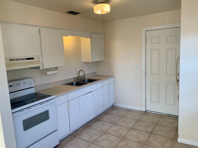 Building Photo - FANTASTIC LOCATION! 2 BEDROOM 1 BATH DUPLE...