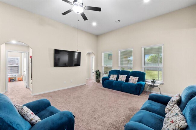 Amplia zona de entretenimiento con mucho espacio. - 22526 Red Sparrow Dr