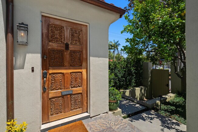 Building Photo - 9001 Rosewood Ave