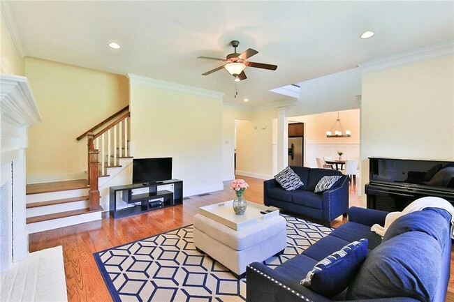 Foto del edificio - 2675 Rosalyn Ln