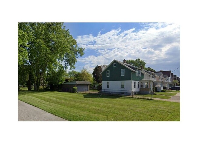 Building Photo - Nice 3 bedroom single family home with lar...