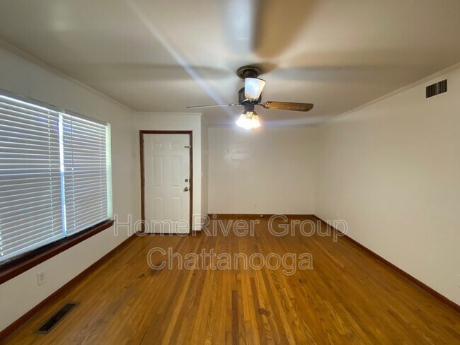 Building Photo - 4942 Sarasota Dr